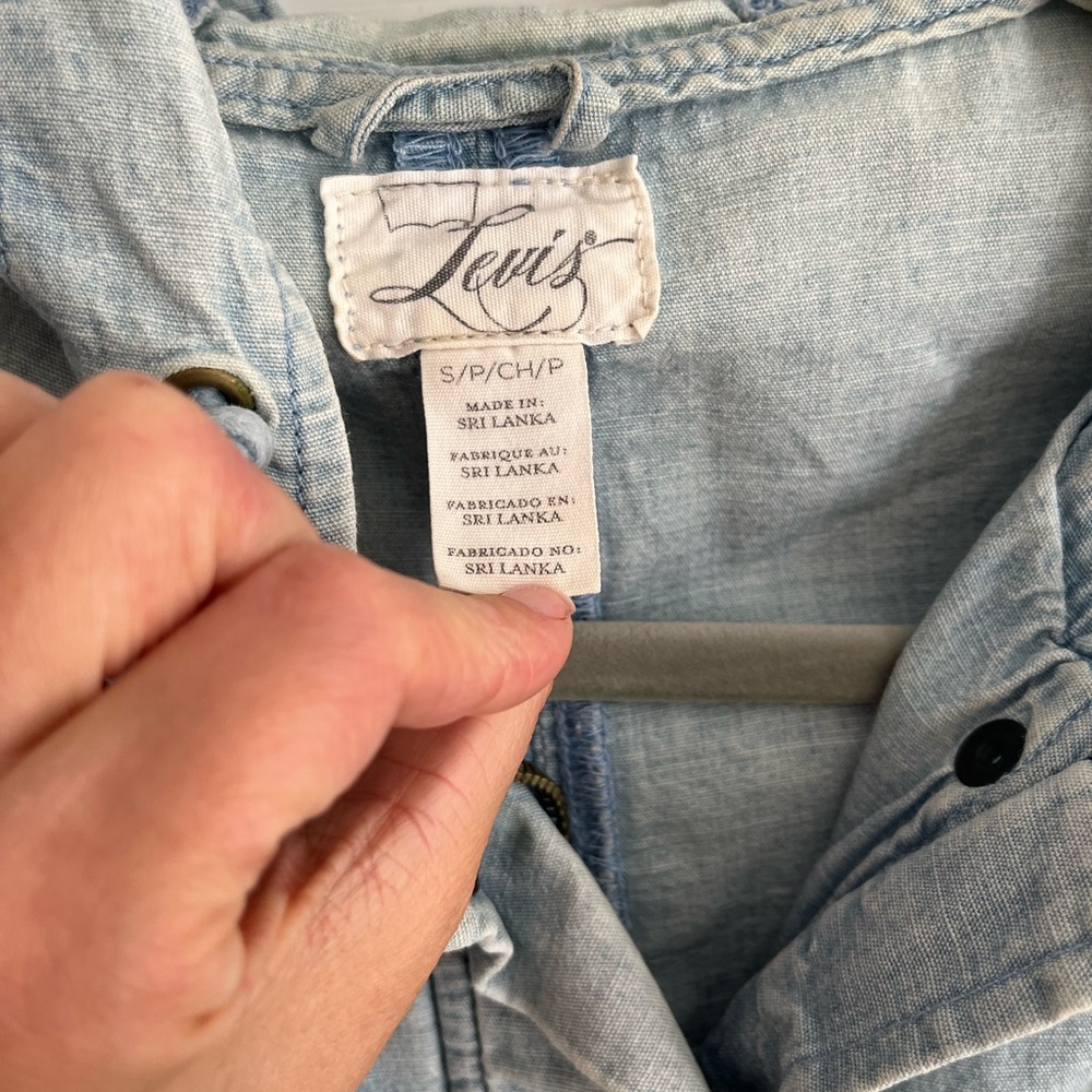 Levi’s light wash utility jacket / anorak jacket in denim/chambray fabric - Picture 2 of 4